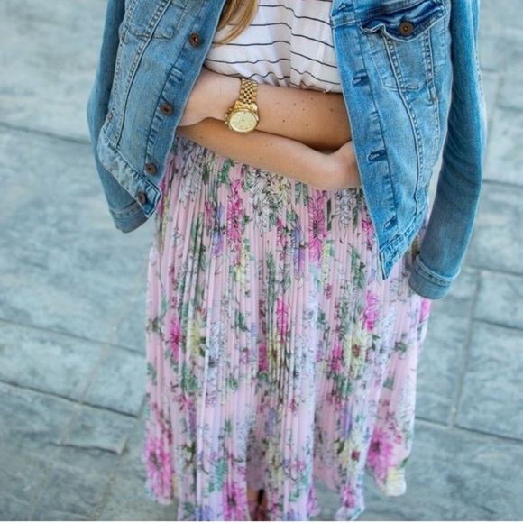H&M Dresses & Skirts - Floral Pleated Skirt